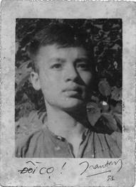 Bức ảnh này trông giống Tuấn vô cùng! Chỉ khác ở chỗ, bình thường Tuấn rất thích cười đùa và thường là đứa pha trò chứ có mấy khi làm mặt nghiêm thế này đâu! Một lần mình về quê, bị nó phục kích "ném ổi vào đầu". Trời ơi, thà ném quả xanh cho u một cục còn đỡ, đây lại ném quả "chín quá hóa thối" khiến đầu mình cứ nhơm nhớp đến phát ghê!