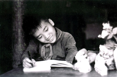 Nhìn bức ảnh này, mình lại thấy nhớ đến Bình. Đó là người bạn đầu tiên, cũng là người bạn thân thiết nhất của mình! Nhà Bình rất nghèo, vậy mà mỗi lần mình về quê, Bình đều chia sẻ cho mình mọi thứ, kể cả củ khoai cũng chia ra một nửa cho mình!